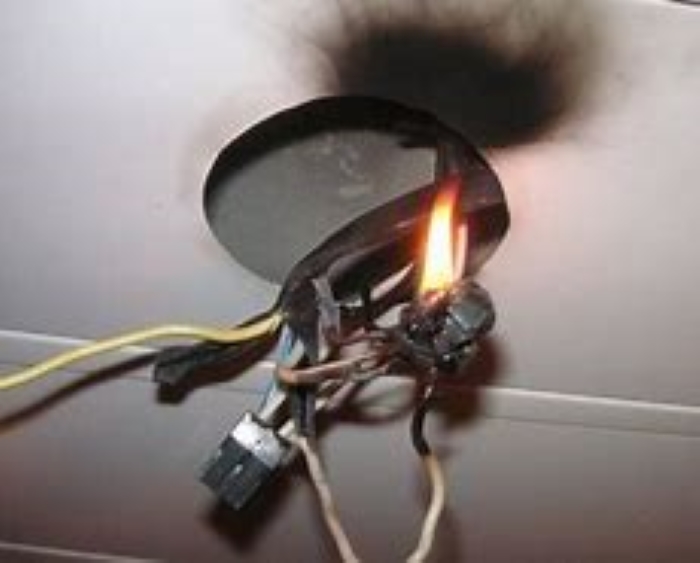 Rischio di elettrocuzione per chi interviene per spegnere incendi con acqua
